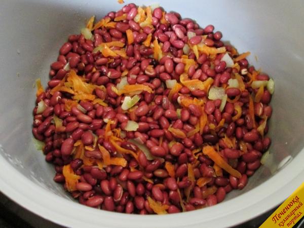 9) Высыпать фасоль к овощам, посолить, добавить воду. Очень вкусной получается фасоль в мультиварке с добавлением томатной пасты (1 ст. ложка на стакан фасоли) или острого томатного соуса. При желании добавляйте, блюдо получится очень вкусным! В данном случае фасоль в мультиварке готовится без томата.