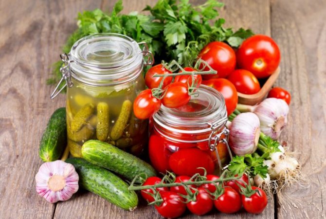 Ассорти из огурцов и помидоров на зиму - самые вкусные рецепты