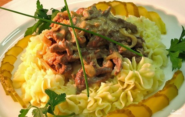 Бефстроганов с огурцами