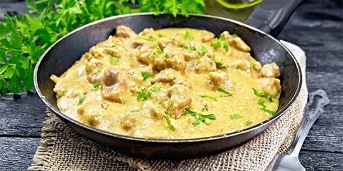 гуляш из индейки со сметанной подливкой-min