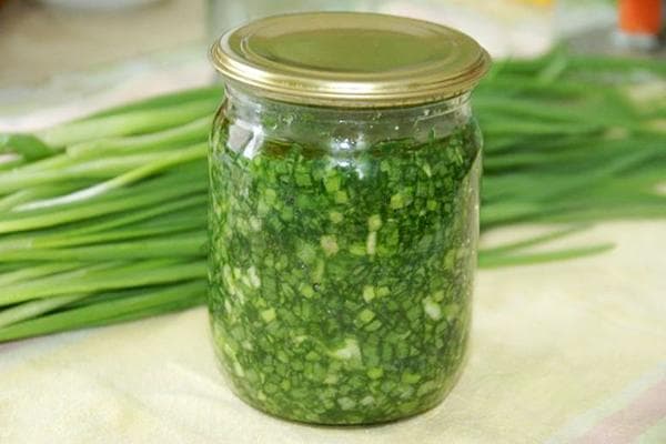 Квашеный зеленый лук в банке