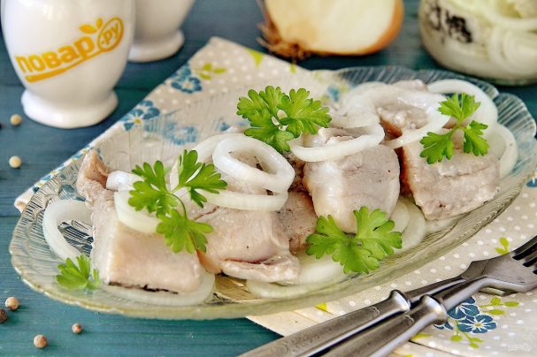 Рыба маринованная в уксусе с луком