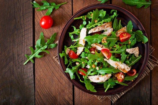 Салат с копченой курицей и рукколой