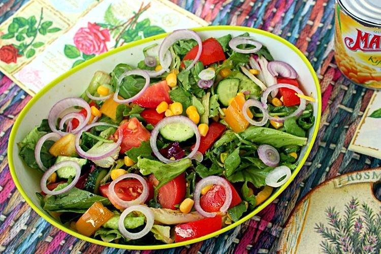 Салат с кукурузой и зеленью - рецепты