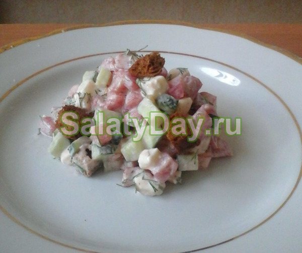 Салат с помидорами и сыром