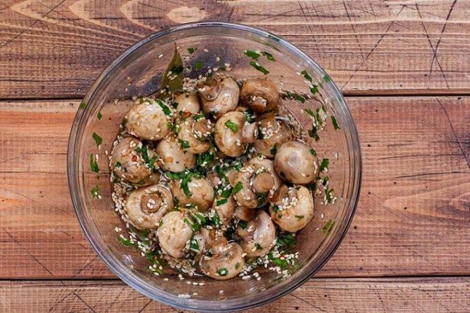 Шампиньоны по-корейски с соевым соусом и кунжутом