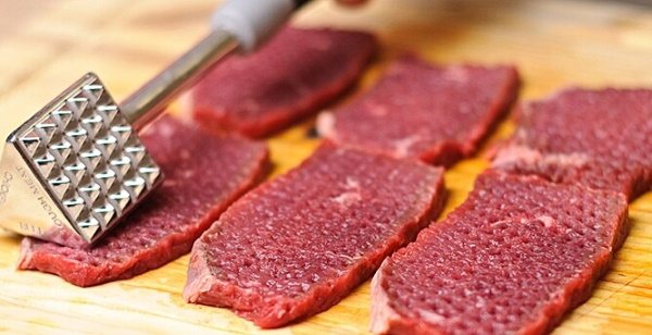 Шницель из свинины в духовке, на сковороде. Рецепты с панировкой, сыром, картошкой, помидорами, яйцом